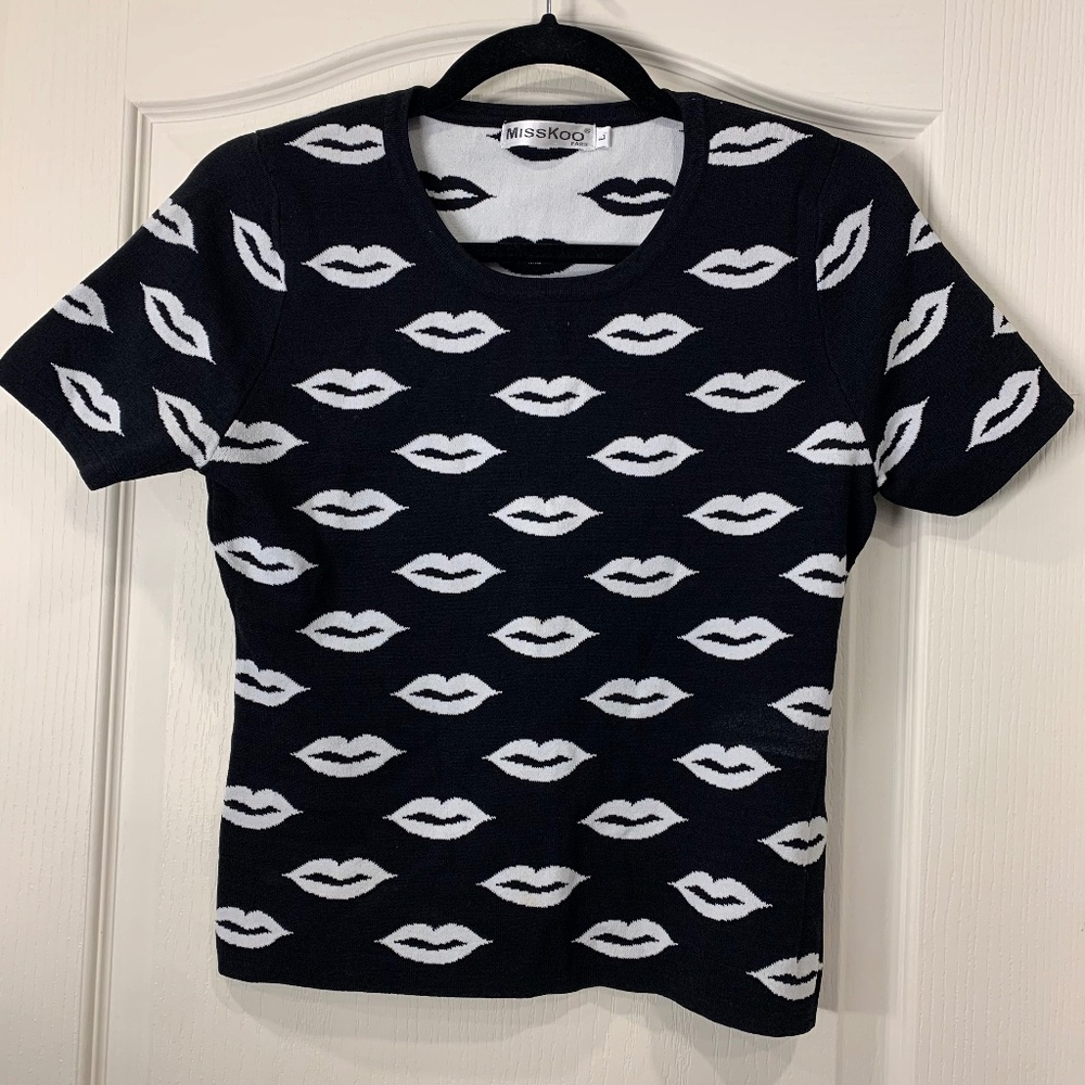 MissKoo Paris Graphic Lips Knit Top – Cool & Statement Piece Black‎ and White